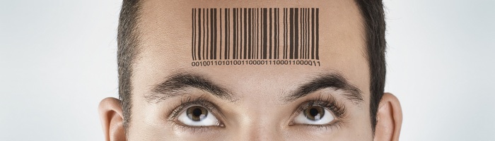 man met barcode op zijn voorhoofd